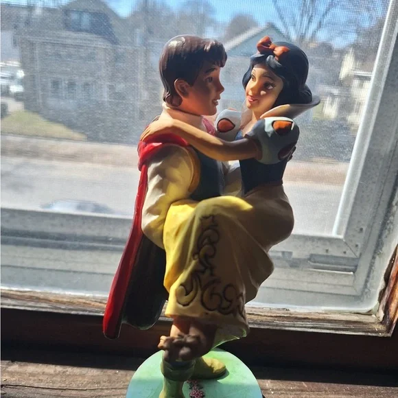 Disney Snow White & Prince Figurine - Happily Ever After - Picture 10 of 16